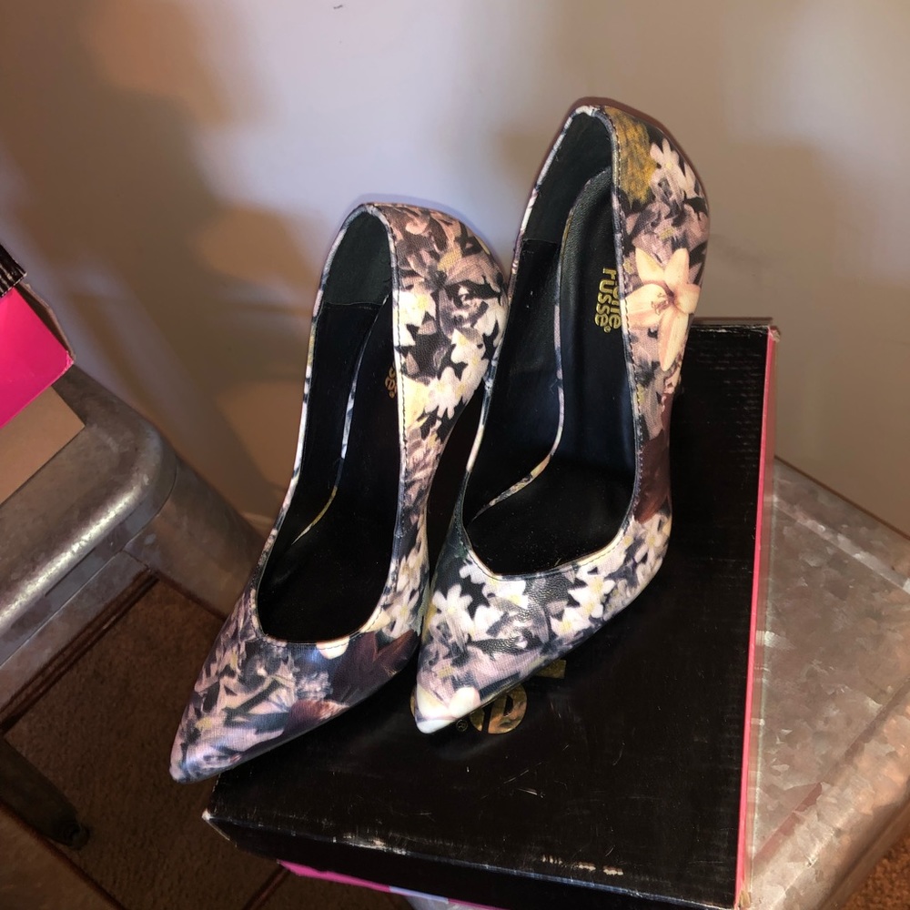 Purple floral combo pointy toe heels.
